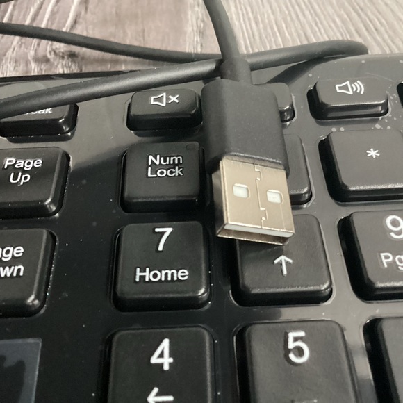 Amazon Basics Keyboard and Speaker Bundle - Picture 14 of 15